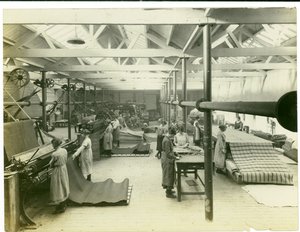 Sala de acabado de tela, molino Long Meadow, 1923 de English Photographer